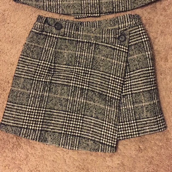 Two piece skirt suit - Picture 2 of 5